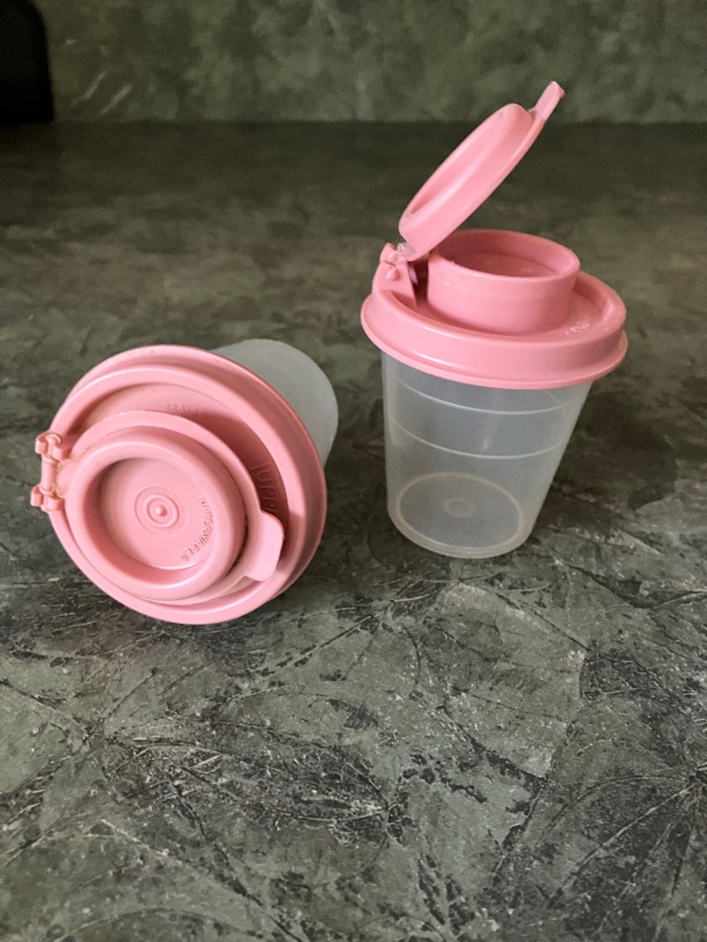 VINTAGE TUPPERWARE MINI SALT & PEPPER SHAKERS, CLEAR BOTTOM, PINK TOPS 2.5" x 2"